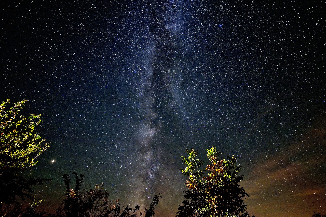 璀璨夜空，直播英仙座流星雨光临地球