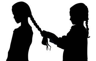 女子正上着班，公司突然解散——职场变局中的自我救赎
