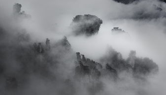 墨韵山水间，中国水墨山水画的精粹与魅力